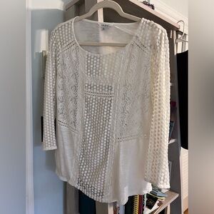 Pretty woman’s long sleeve top.